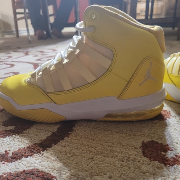 Jordan max aura yellow no box but will put in a different box a little beat - Picture 3 of 5